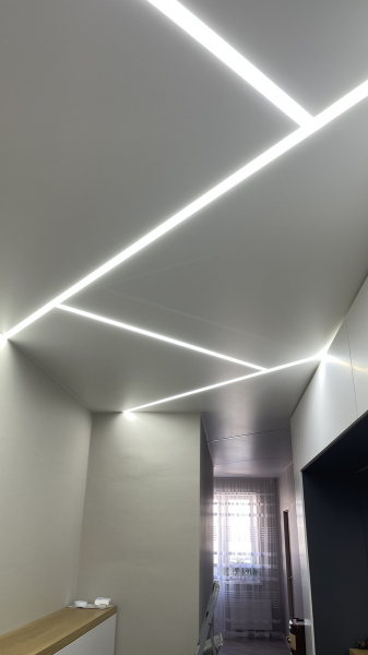 Фото световых линий на потолке в коридоре