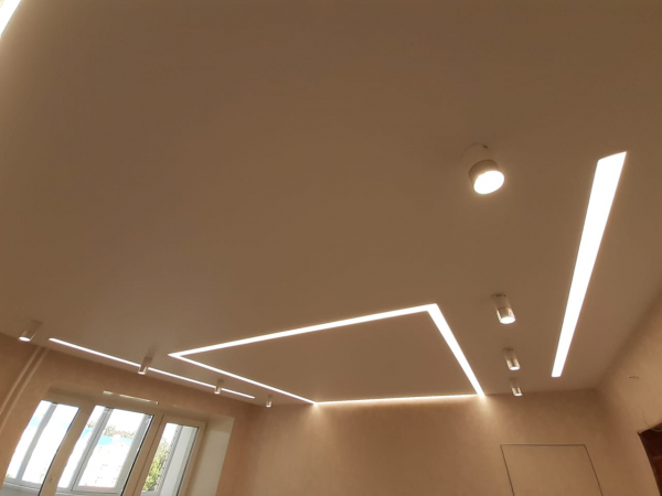 Световые линии на потолке