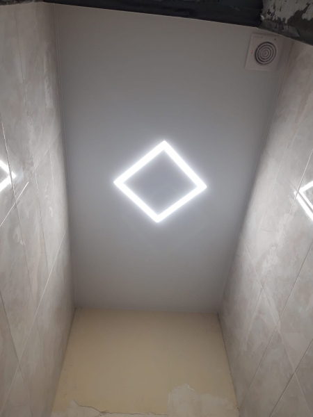 Световые линии на натяжном потолке