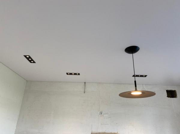 Современный потолок с абажуром