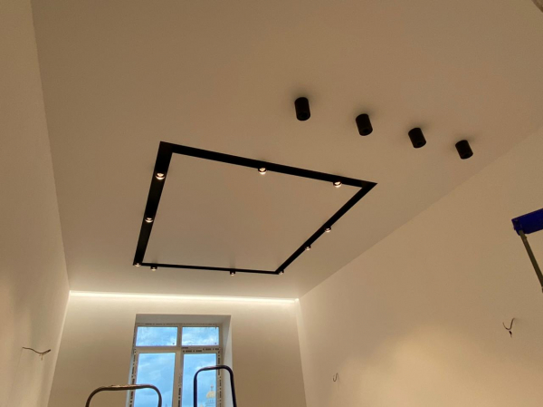 Треки на потолке в квартире