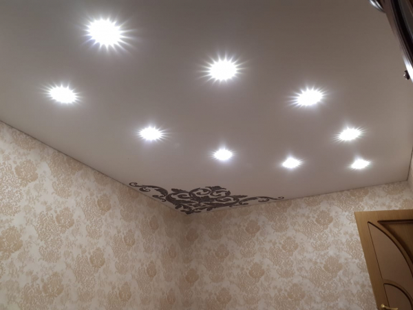 Светильники на потолке