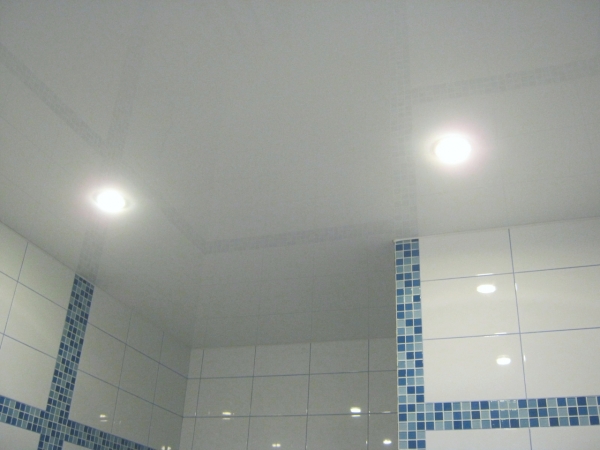 Пример дизайнерского потолка для ванной 6 м²