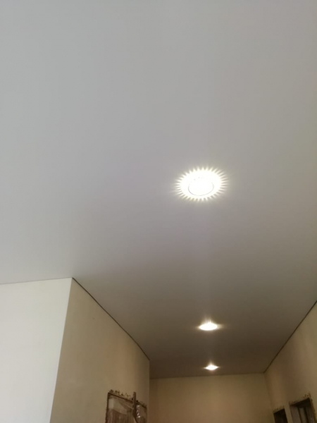 Белый потолок в коридоре