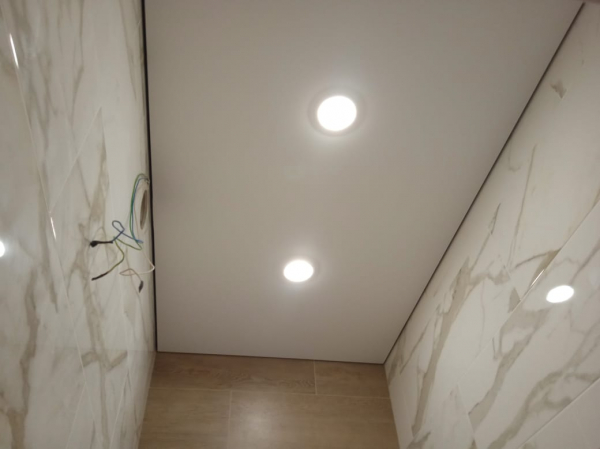 Потолок в туалет