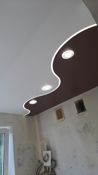 Натяжной потолок со спайкой полотен