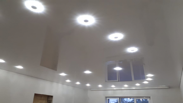 Много светильников на потолке