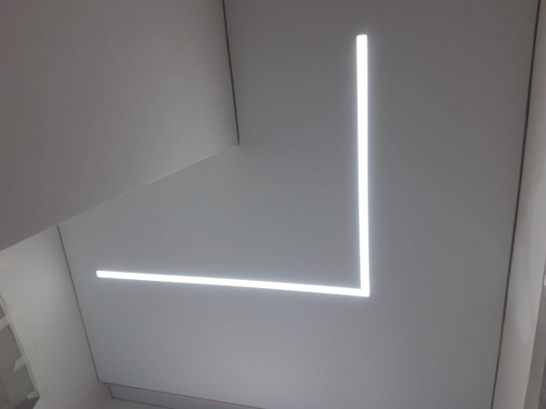 Световые линии на натяжном потолке