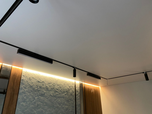 Система SLOTT на натяжном потолке