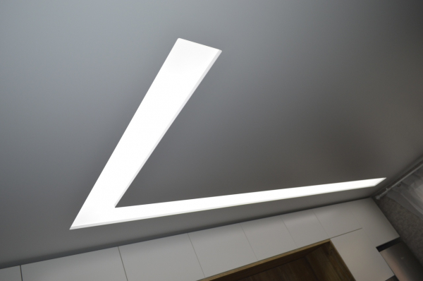 Потолок со световыми линиями