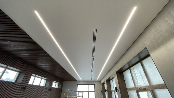 Световые линии на потолке в кухне