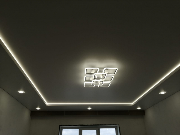 Потолок в два уровня