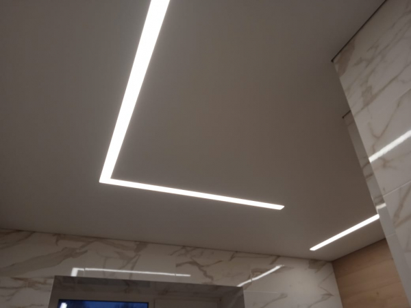 Потолок со световыми линиями