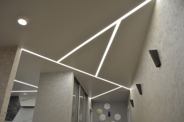 Потолок со световыми линиями