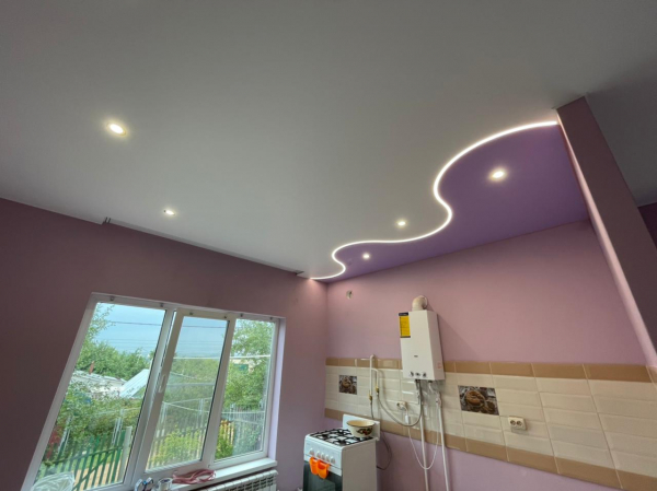 Фото потолка с криволинейной спайкой