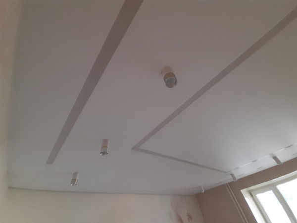 Световые линии на потолке