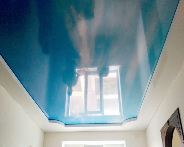 Глянцевый цветной потолок на кухню 6 м²