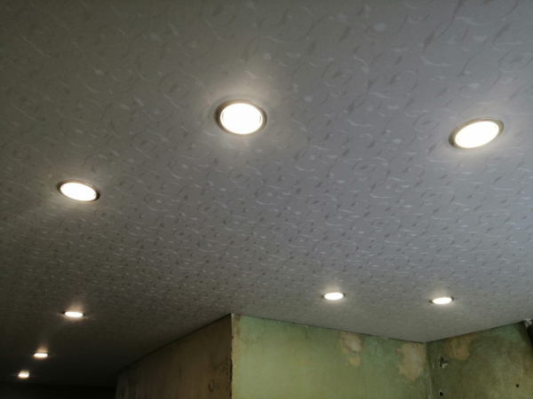 Фактурный натяжной потолок