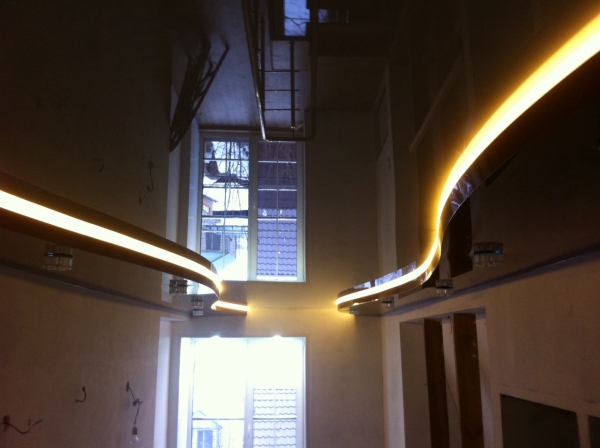 Пример потолка для ванной 6 м² с подсветкой