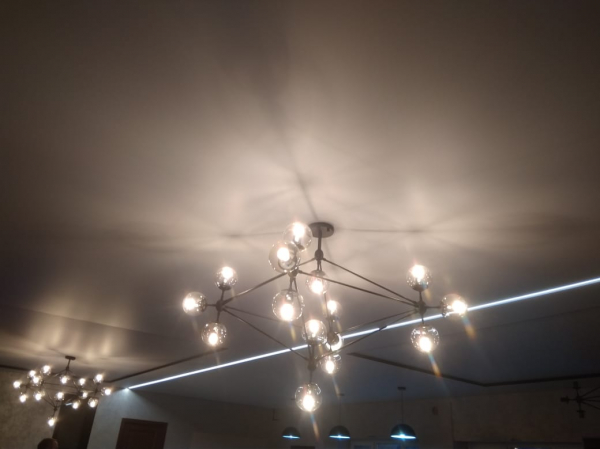 Люстра на потолке