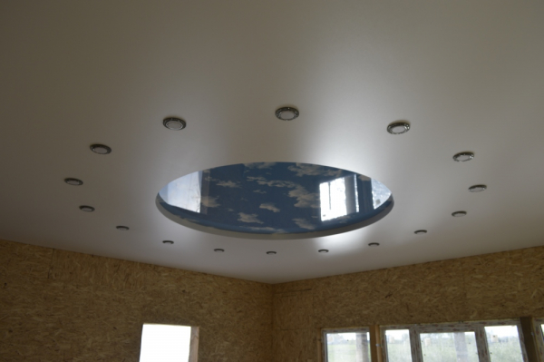 Потолок в два уровня