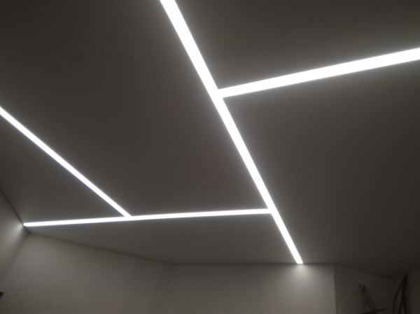 Световые линии на потолке