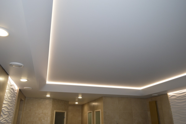 Потолок с подсветкой в бассейн