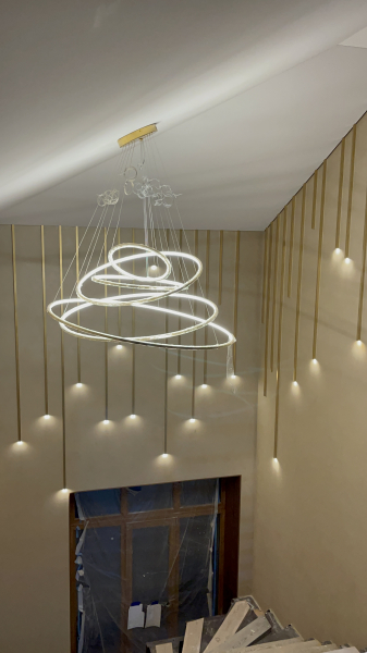 Современная люстра на потолке