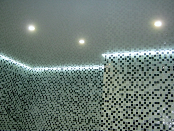 Пример потолка для ванной 6 м² с подсветкой