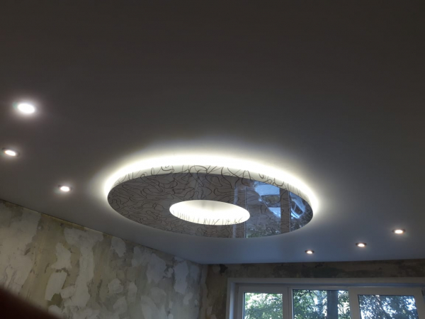 Фото натяжных потолков с включенной люстрой