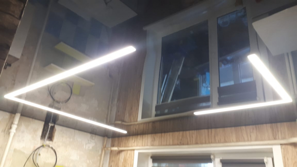 Фото световых линий на глянцевом потолке