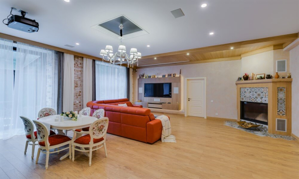 Натяжные потолки в коттедж