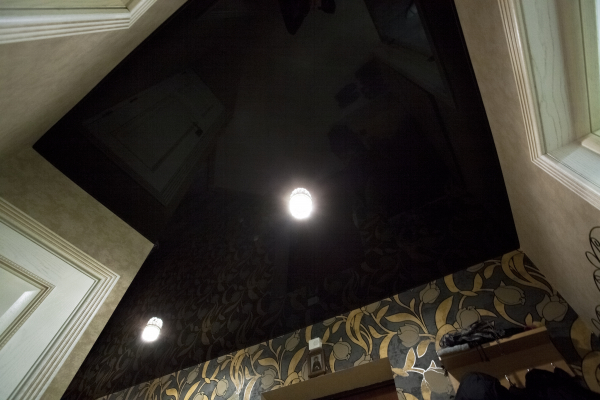 Натяжной потолок в прихожей